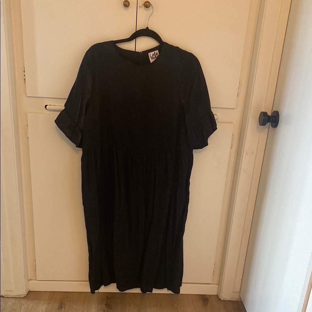 Casual Black Midi Dress with Puff Sleeves and Crew Neck
